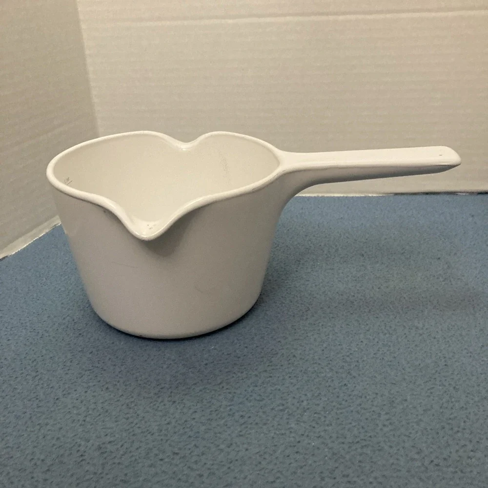 Corning Ware White Dual Spout 1 Quart Suce Pan (M-68-B) w/Interior Measure Marks
